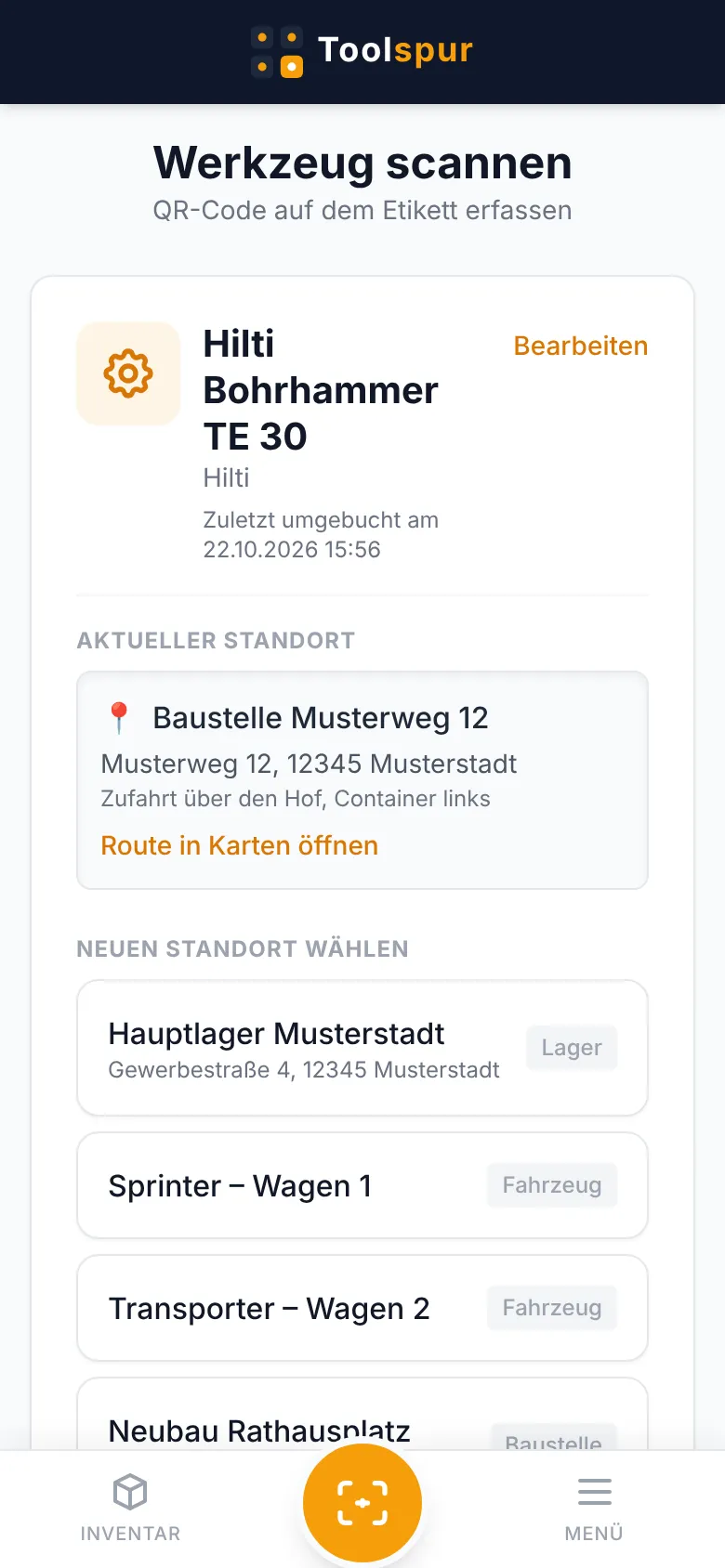 Ein gescanntes Werkzeug auf dem Handy: Hilti Bohrhammer mit aktuellem Standort Baustelle Musterweg 12, darunter die anderen Standorte zum Umbuchen.